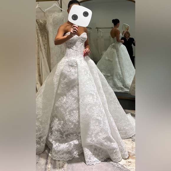 Monique Lhuillier Vittoria Gown - Picture 11 of 14